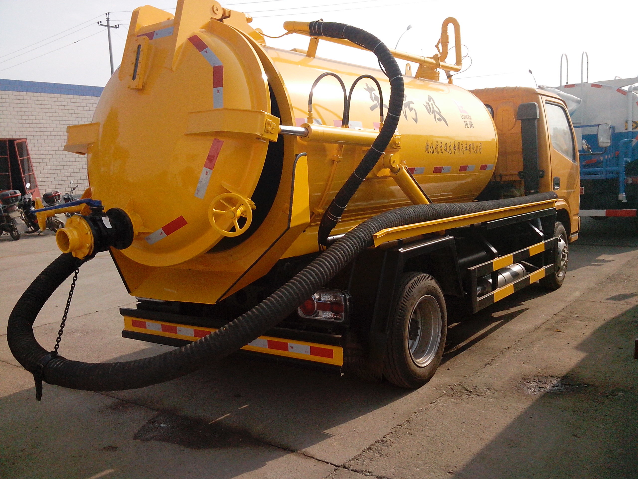Cesspit Emptier Truck 8000 to 12000 Liters Vacuum Suction Fecal Pump Tank Truck 190HP Diesel Engine