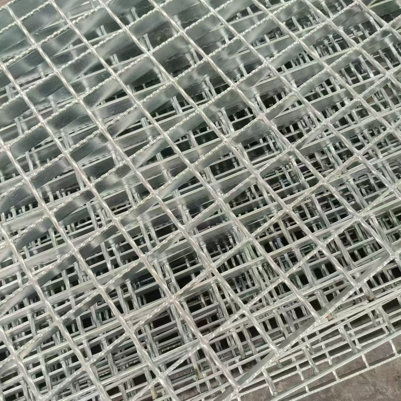 Rust-Resistant Steel Gratings: Ideal for Outdoor and Harsh Environments