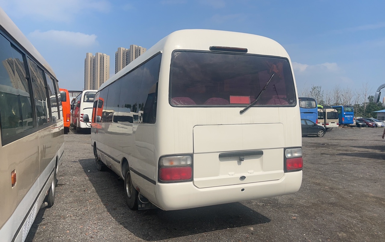 Tire 7.00R16 Toyota Coaster 29 Seats Sliding Windows Bus with Manual Transmission