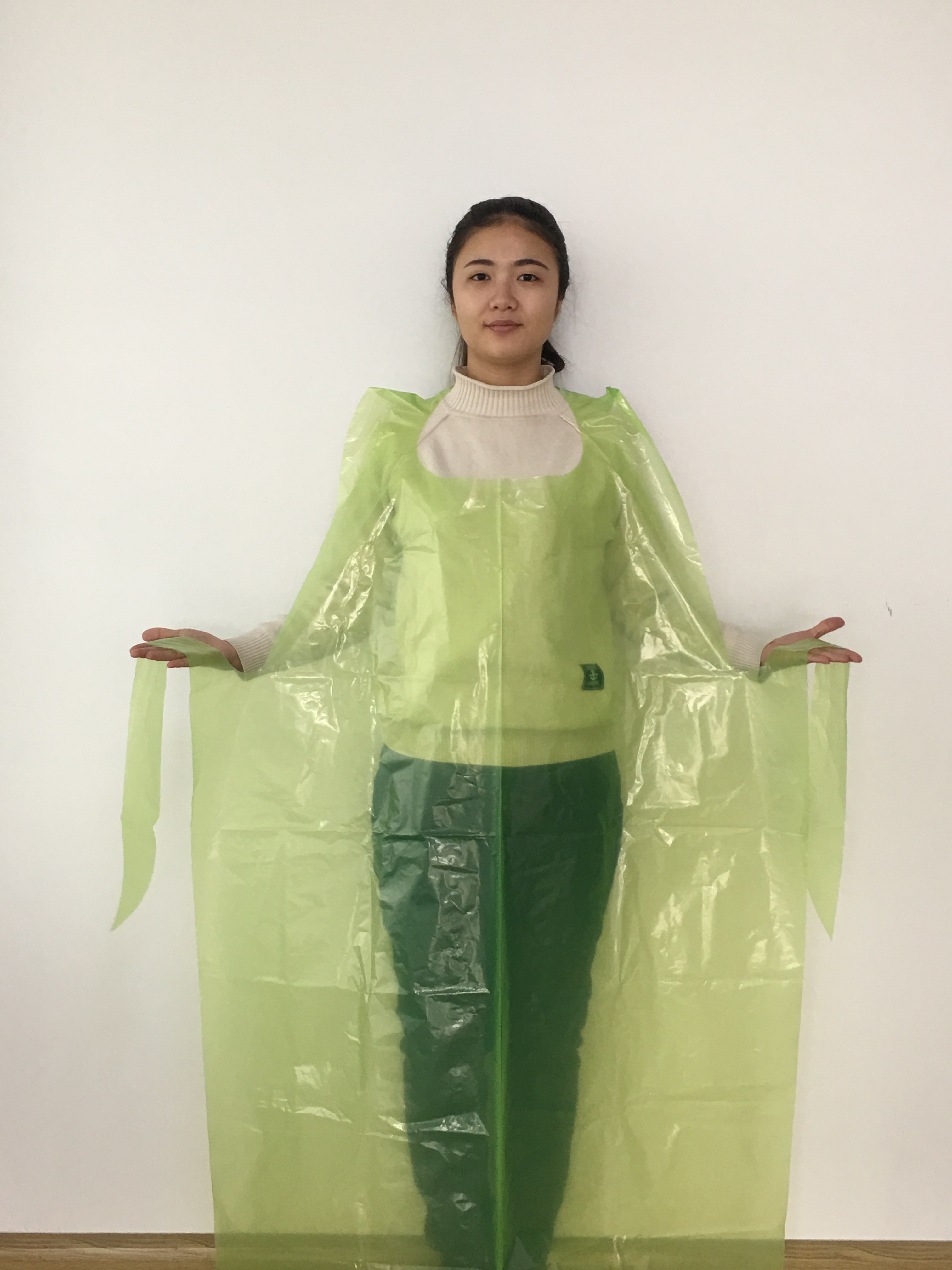 Round Neck PE Apron Flat Packed Waterproof Embossed Surface For Protection