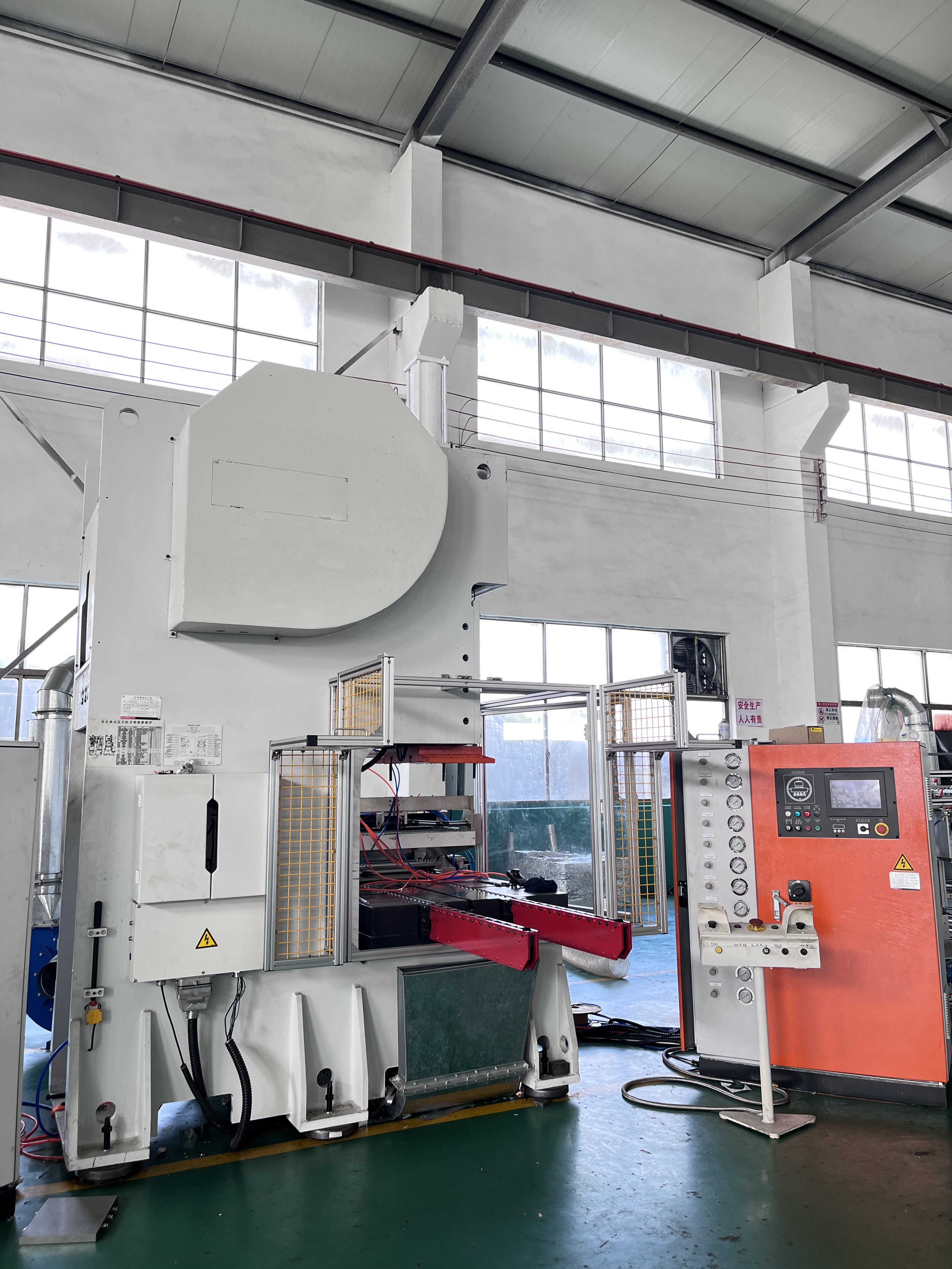 Mitsubishi Servo Motor Driven Aluminium Foil Plastic Food Container Making Machine Easy Using