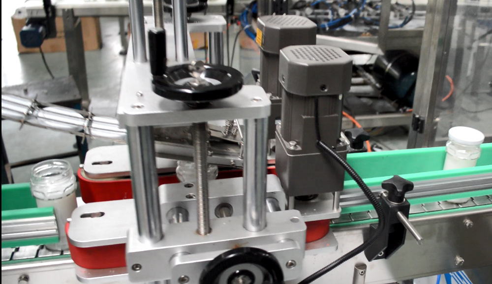 High Precision 1.5KW/AC220V 50/60HZ Servo Piston Filling Machine for Lubricant Oil