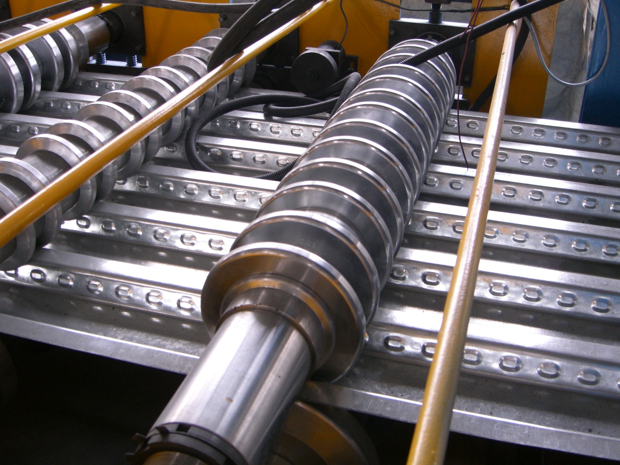 0.8-1.2mm 30KW Color Steel Metal Roll Forming Machine Floor Decking Tile Machine