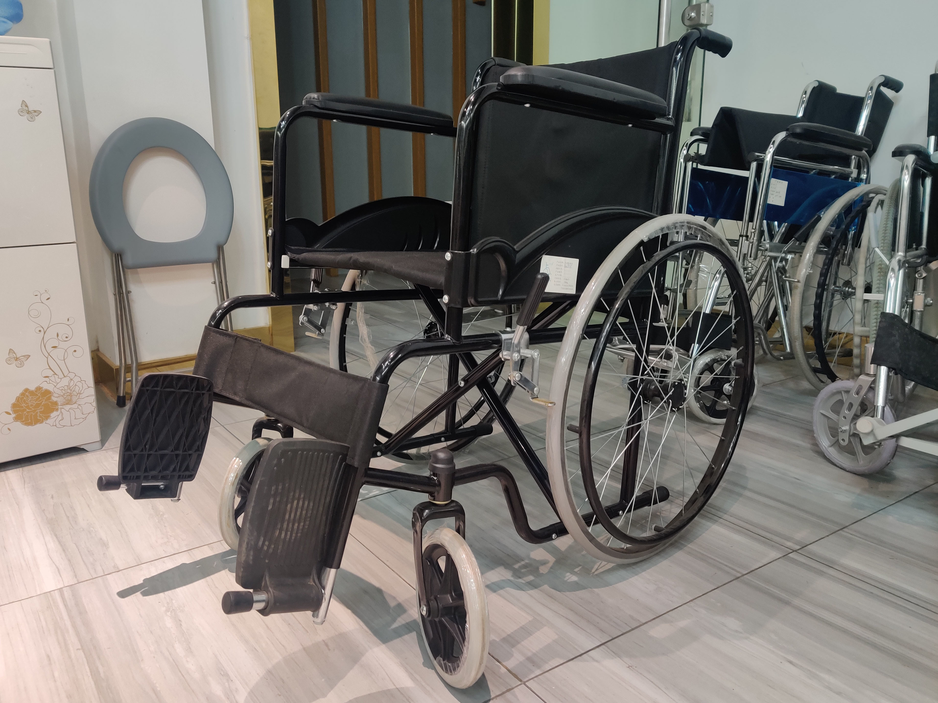 Fixed Armrest Folding Steel Wheelchair Weight Limit 100kgs