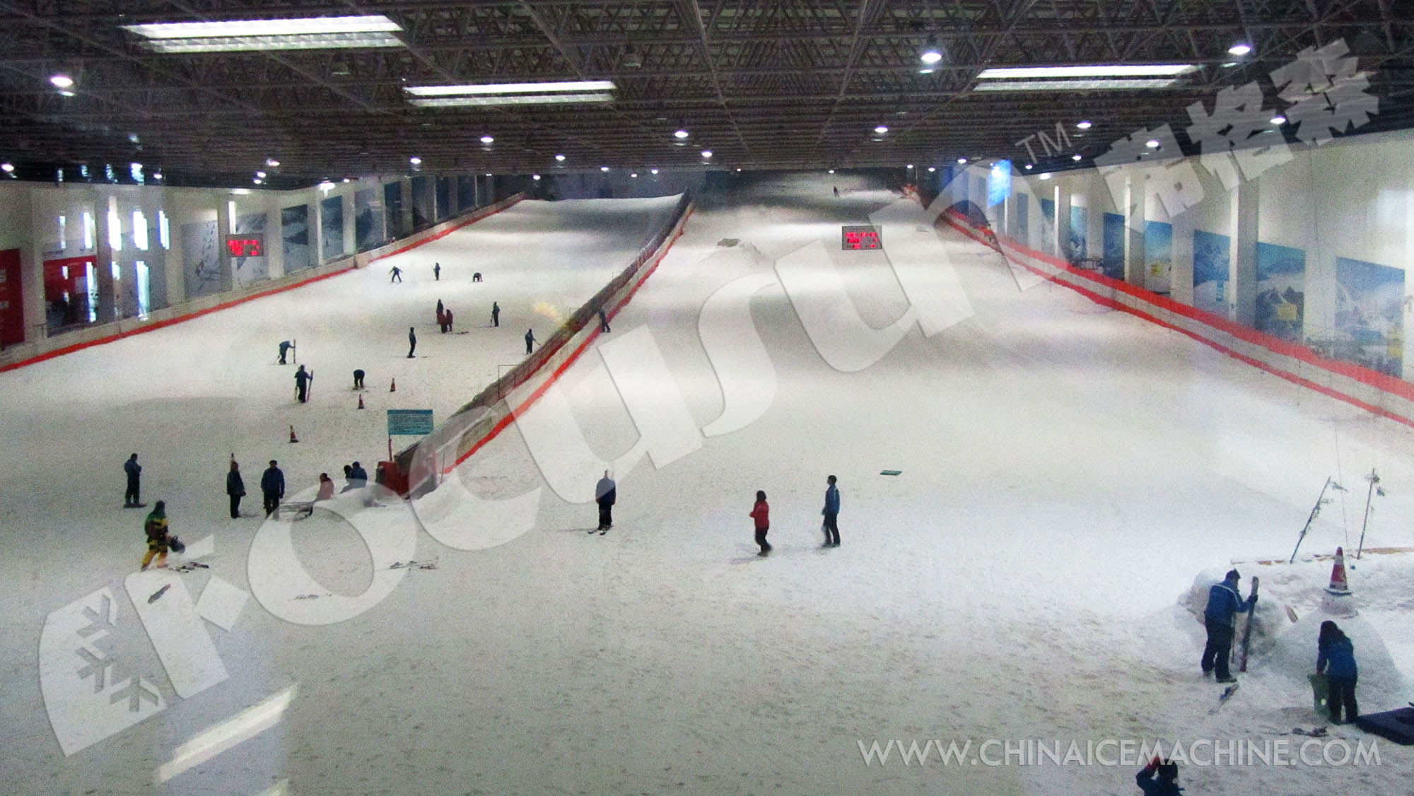 600KG Ice Storage Capacity Snow Machine for Christmas Preparation in Snow Theme Park