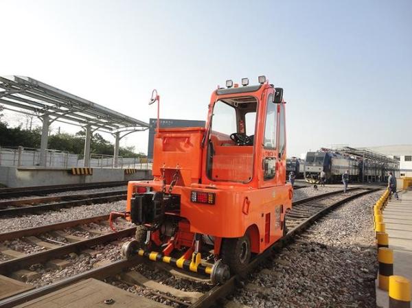 Bidirectional Traction Road Railway Tractors / Railroad Car Mover 2800mm Vehicle
