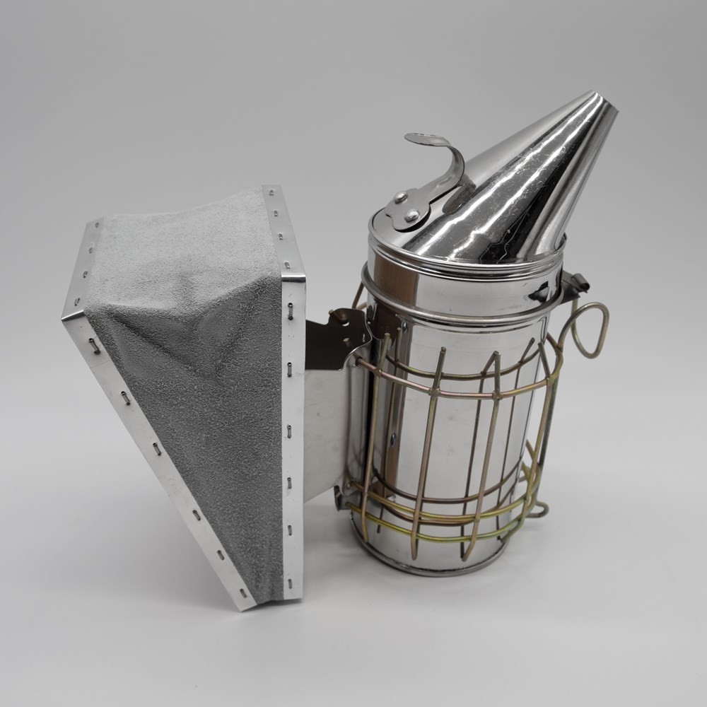 4 1/7'' Dia 9 5/6'' Tall Bee Hive Smoker For Driving Bees Away