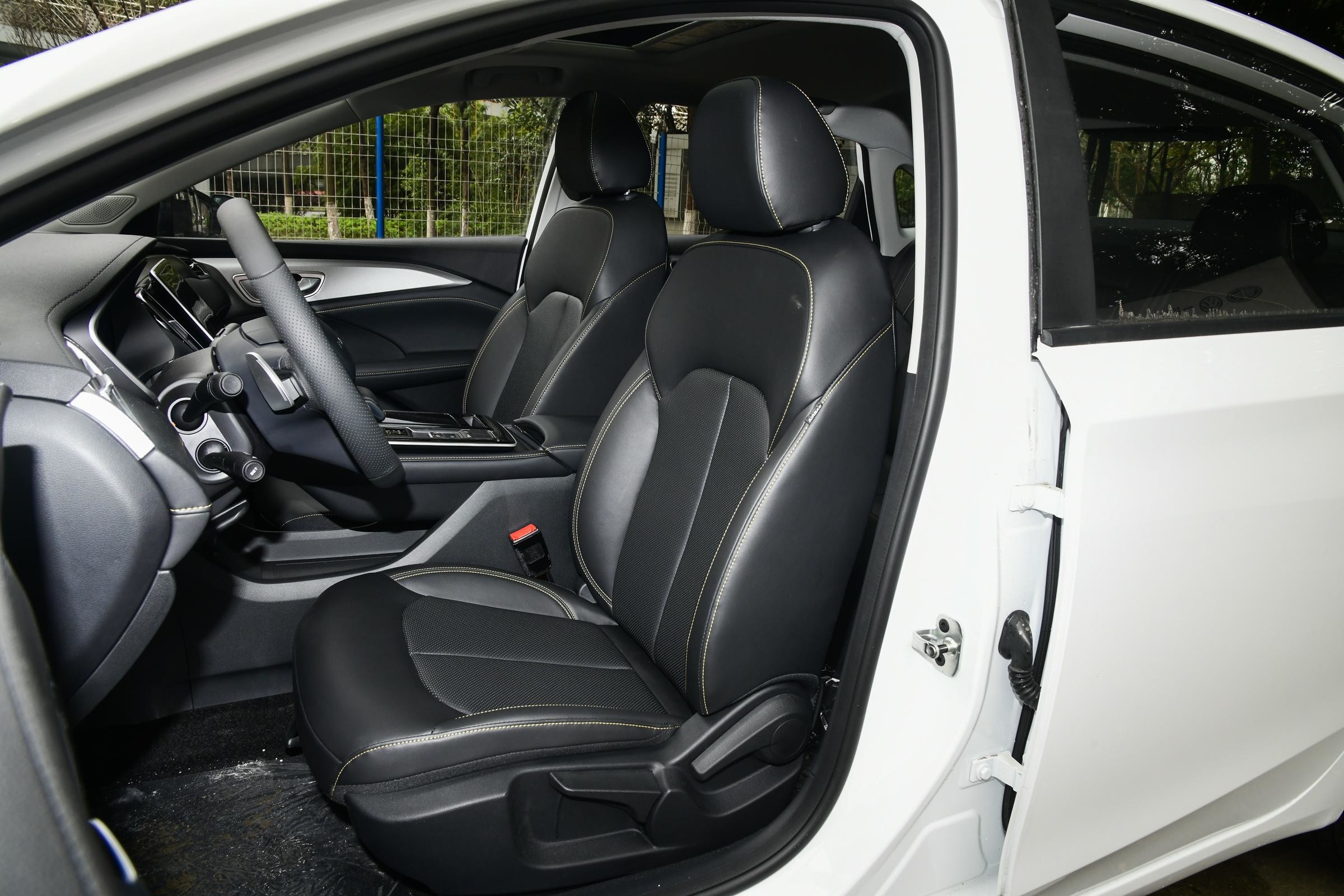 Ternary Lithium Electricity Roewe I6 MAX Automatic Electric Car 280Nm