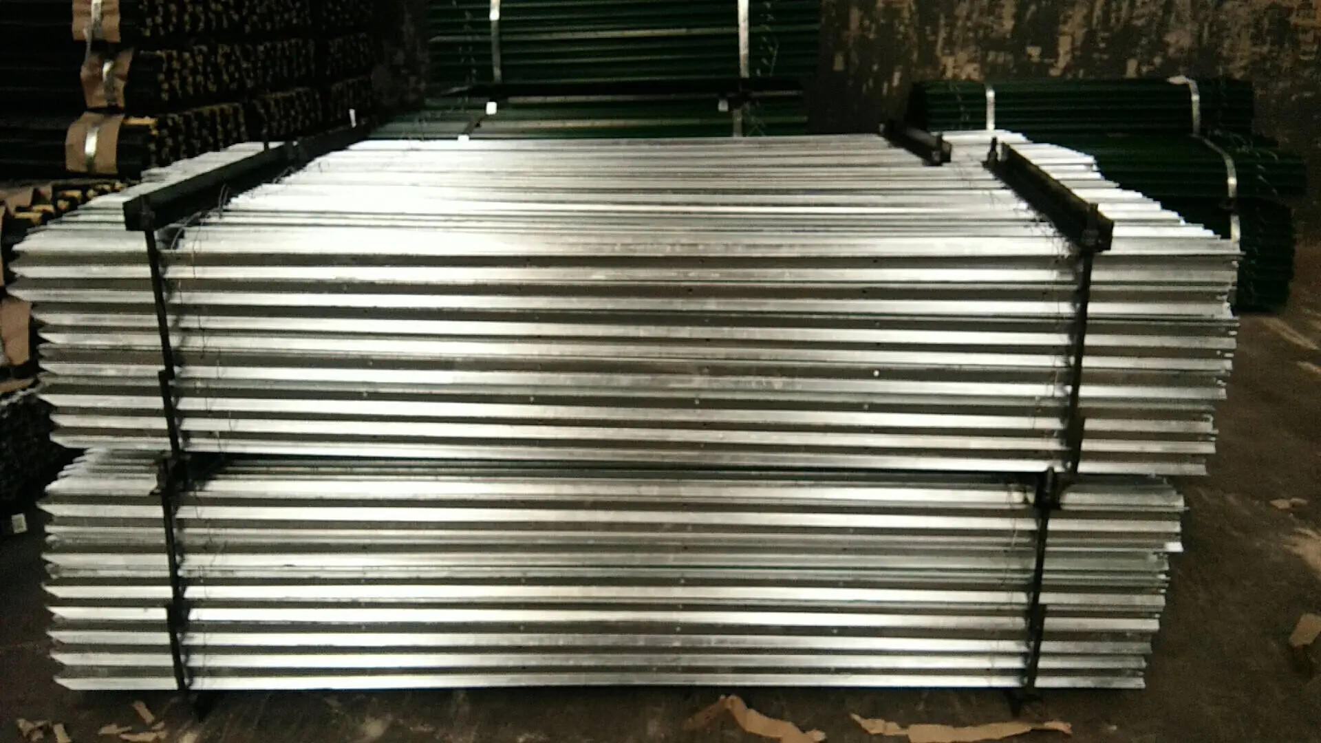 Black Hot Dipped Galvanized Y Shaped Metal Farm Fence Posts 1.50lbs/Ft Rustproof
