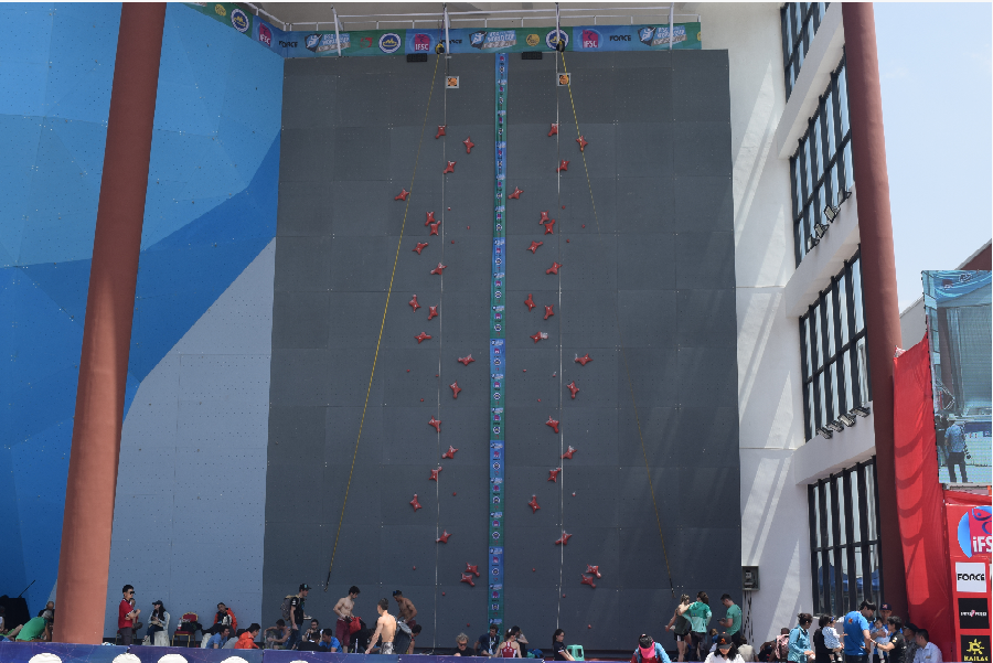 Outdoor Rock Climbing Wall with Climbing Holds Allowable Passenger 5-10