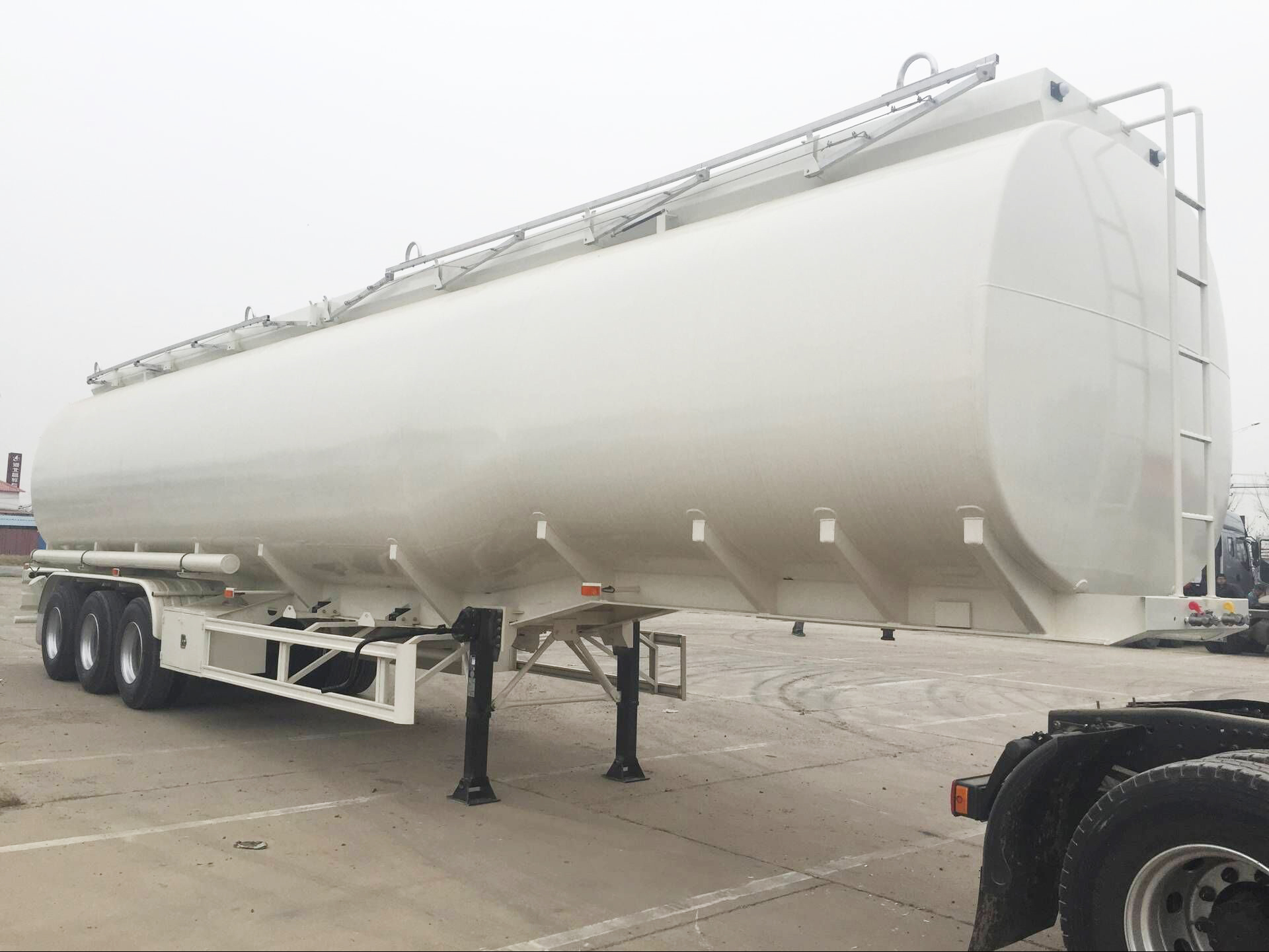 Durable 3 Axles Fuel Tanker Truck Crude Oil Diesel Transport Truck Longlife