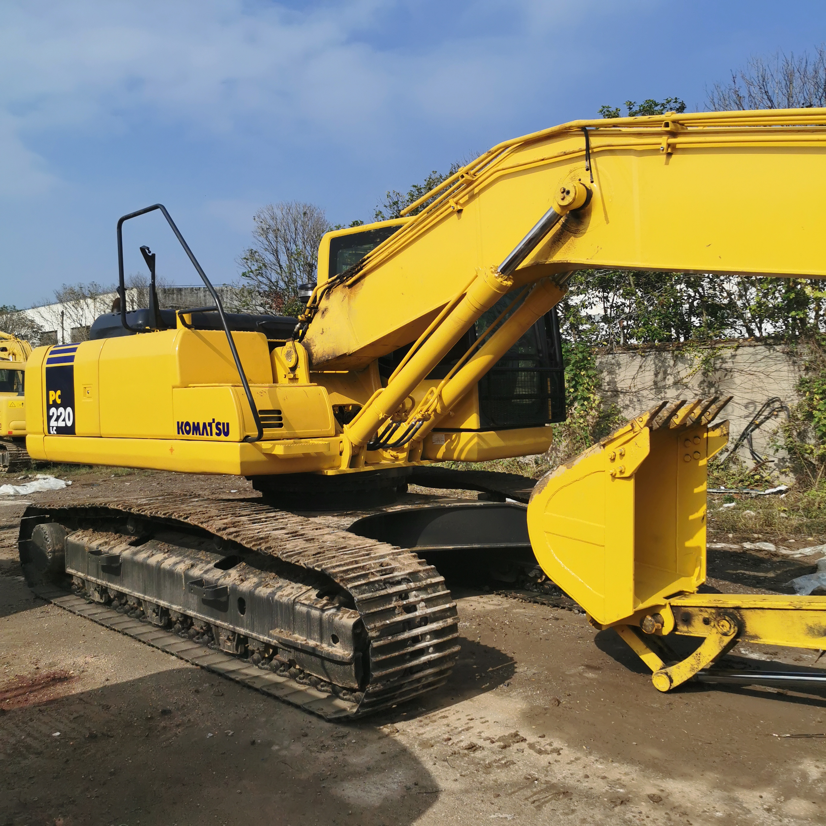 Used Komatsu PC220 PC200 PC240 Excavator with Original Hydraulic Pump at in Shanghai