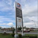 Outdoor Modern Pylon Signs Free standing Stainless Steel for 4S Store Parking
