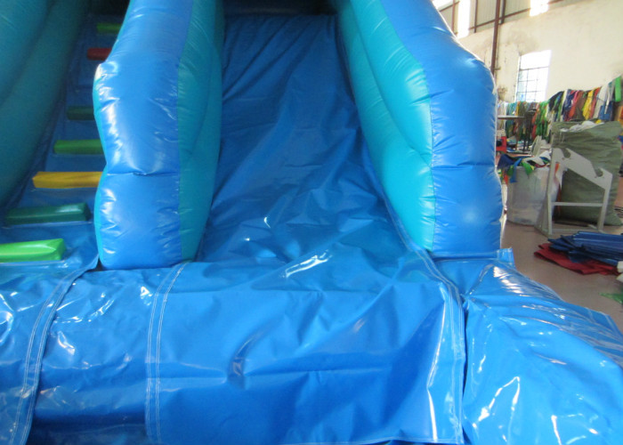 Small inflatable mini castle water slide The frozen castle inflatable tiny water slide for children under 8 years