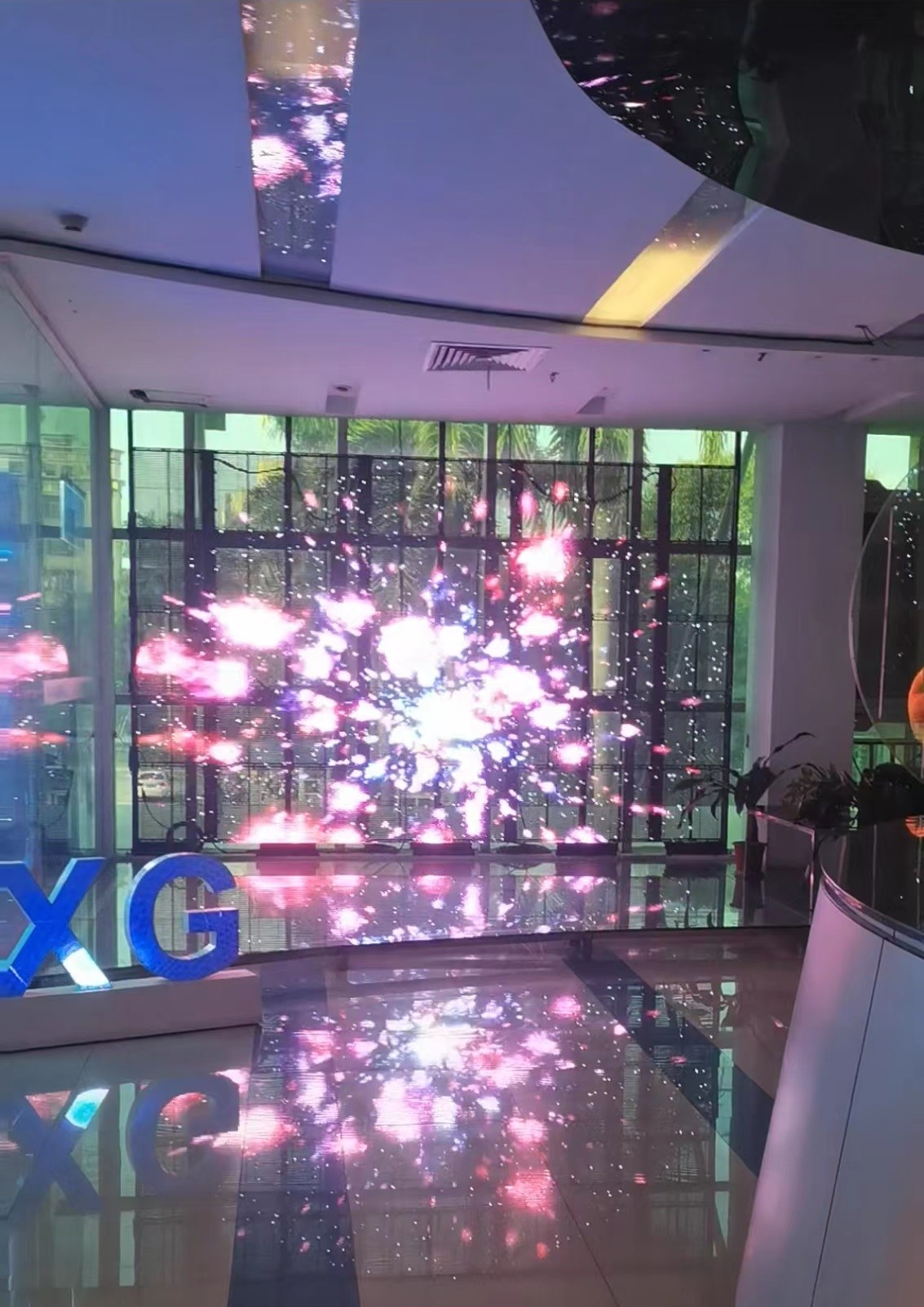 P3.91 - 7.82mm Outdoor Transparent Led Screen High Brightness 3840Hz High Refresh Rate