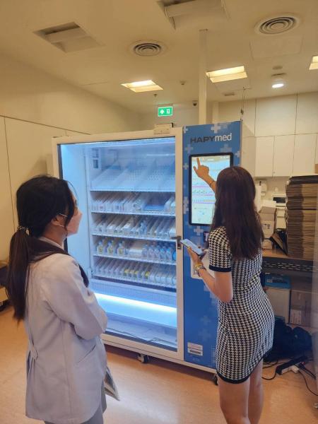 Pharmacy Vending Machine QR Code Prescription Pickup For Easy Medicine Access