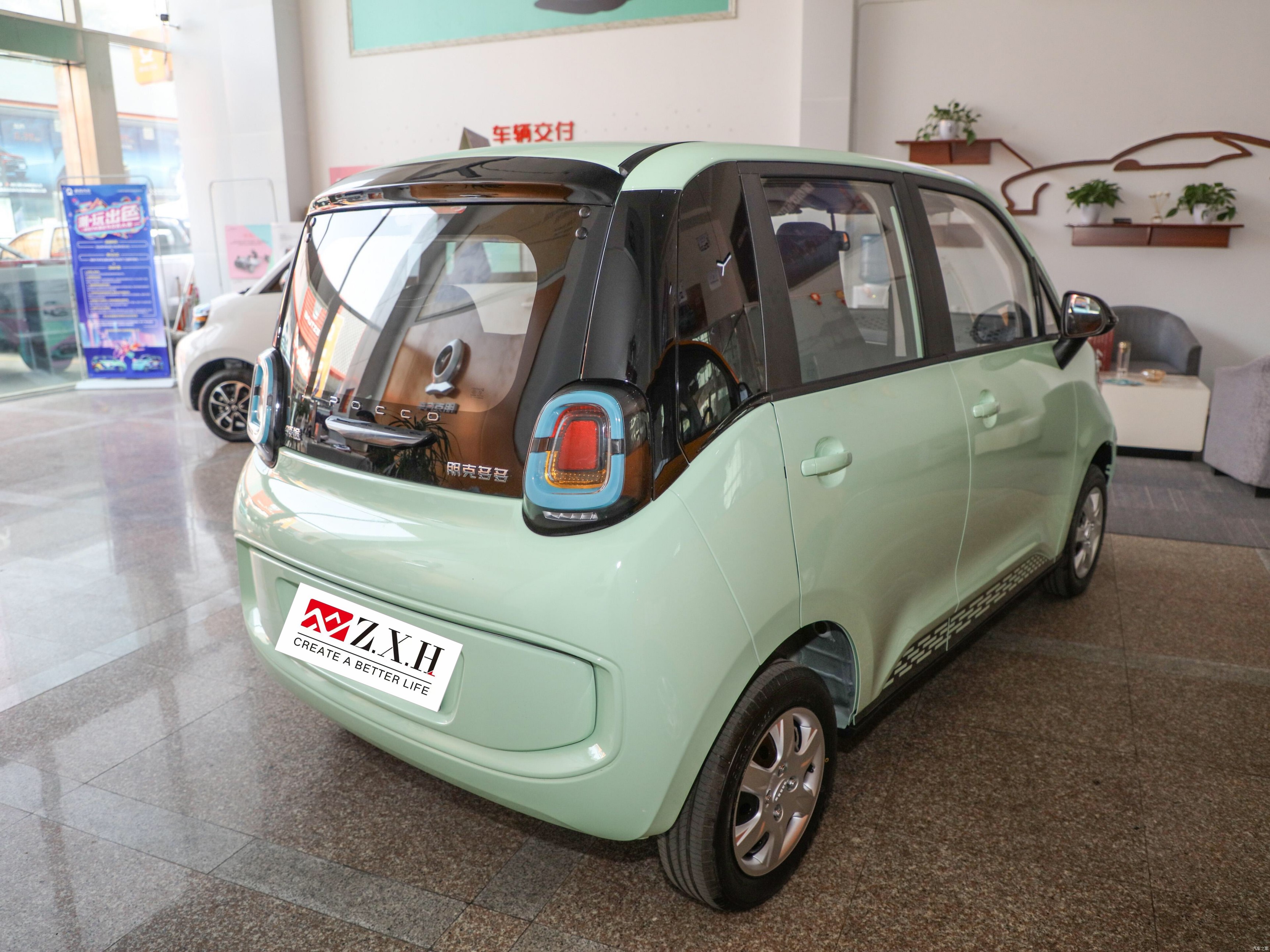 The Chinese-made five-door four-seat new-energy mini hatchback Punk Duoduo has a range of 175 kilometers used car