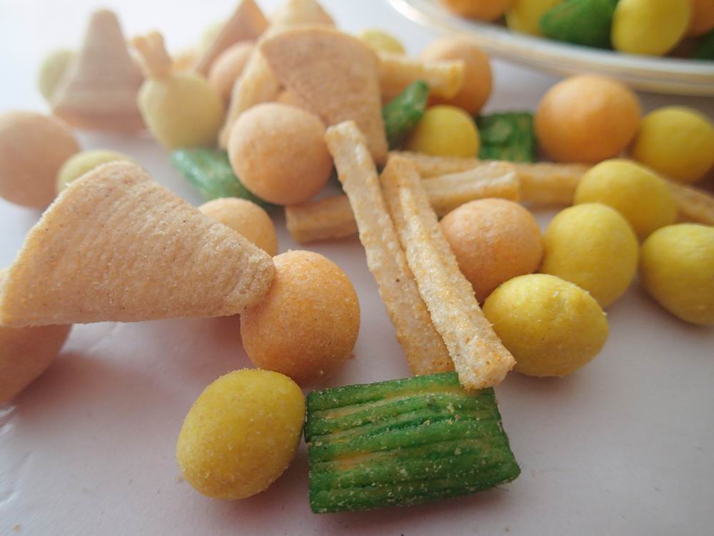 Good Tasty Best Price Chinese Rice Cracker Mix with Nuts Gluten Free Triangle crispy cracker snack