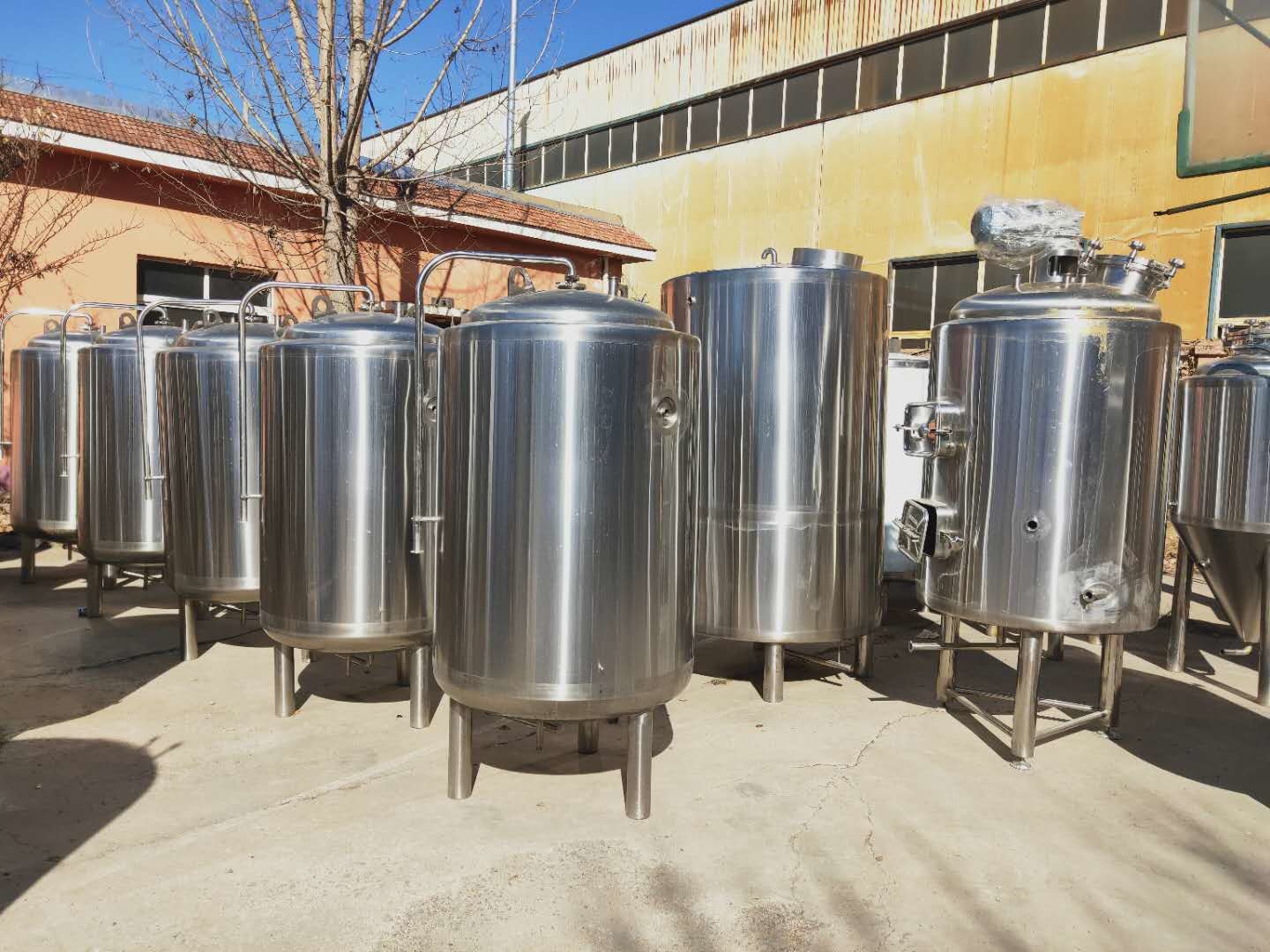 Side Manhole Beer Fermentation Tank 2500L Volume 80mm PU Insulation Durable