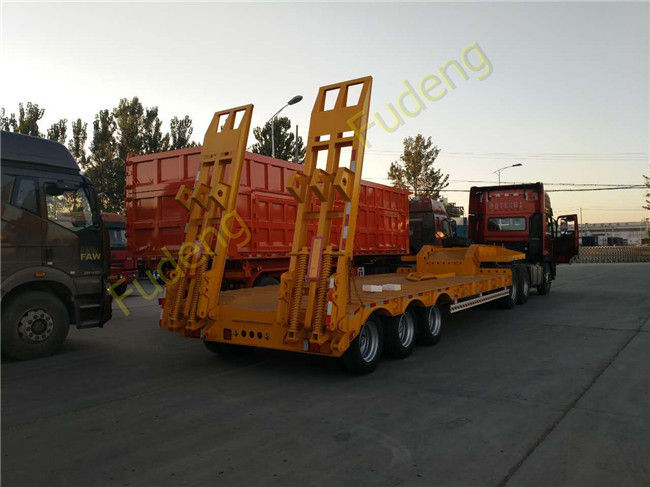 70 Kilograms Low Bed Semi Trailer Fuwa / BPW Axles Manual / Hydraulic Ladder