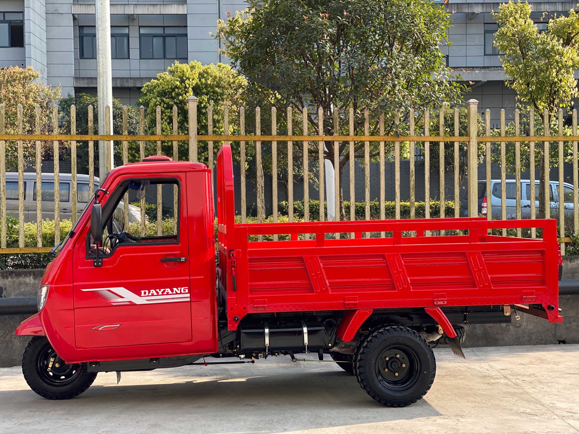 Enclosed 3-Wheel Cargo Motorcycle Tricycle with Customized Weight and Mechanical Power