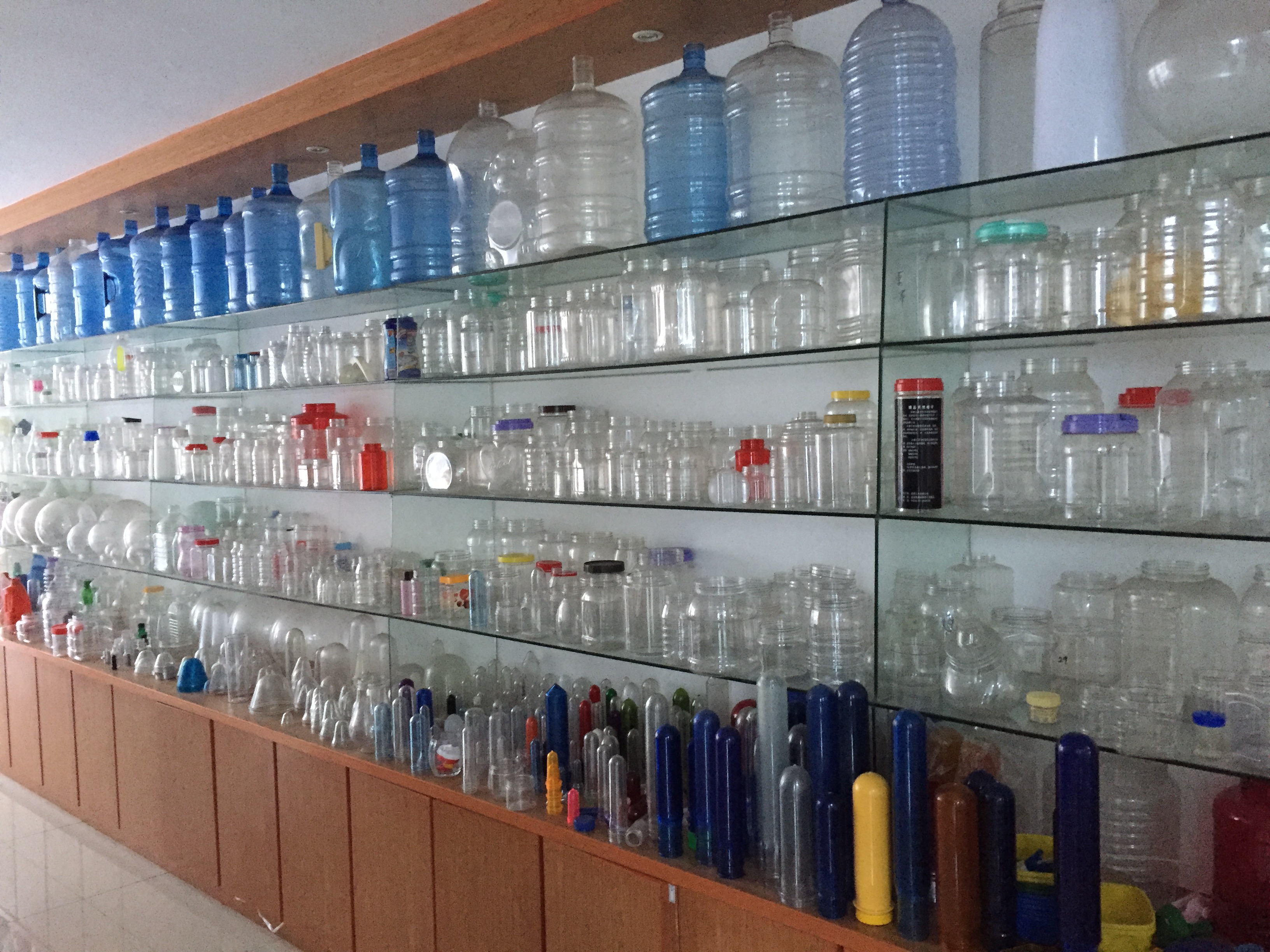 High Pressure Valve Bottle Making Machine LG2B-6L for Plastic Juice Packaging Needs