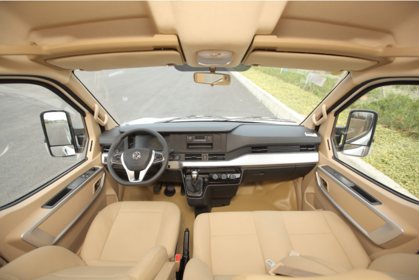 Luxurious White 15 Seater Diesel Dongfeng Light Passenger Car with 2298mL Displacement