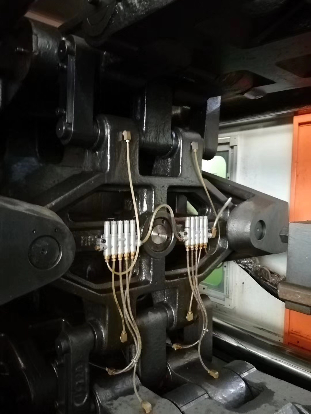 Chenhsong EM320 PET Injection Molding Machine 320 Ton Second Hand
