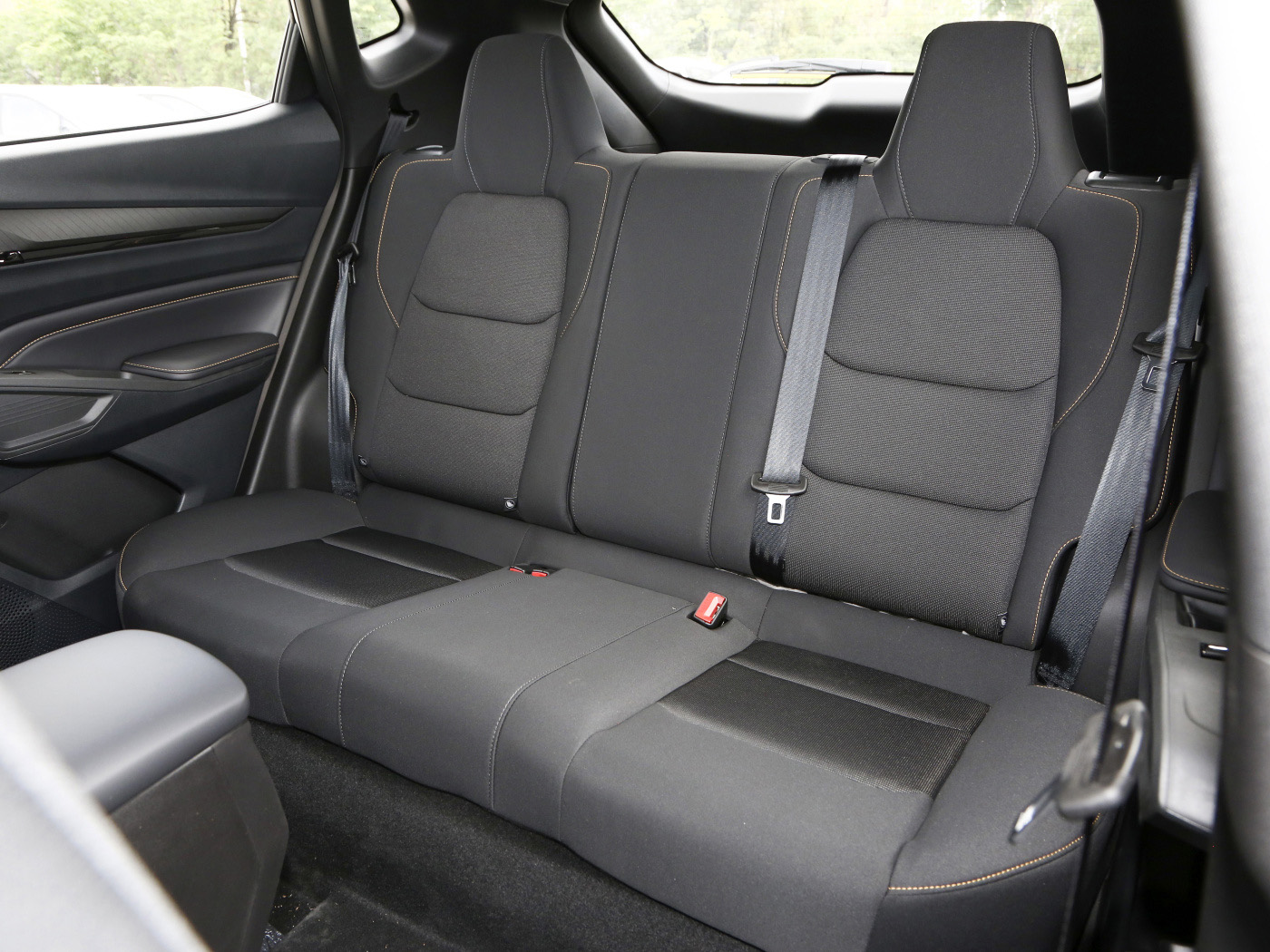 ESC Equipped Changan Oushang X5 Compact SUV Automatic Gear Box Left Steering Leather Seats FWD Drive with R18 Tire Size
