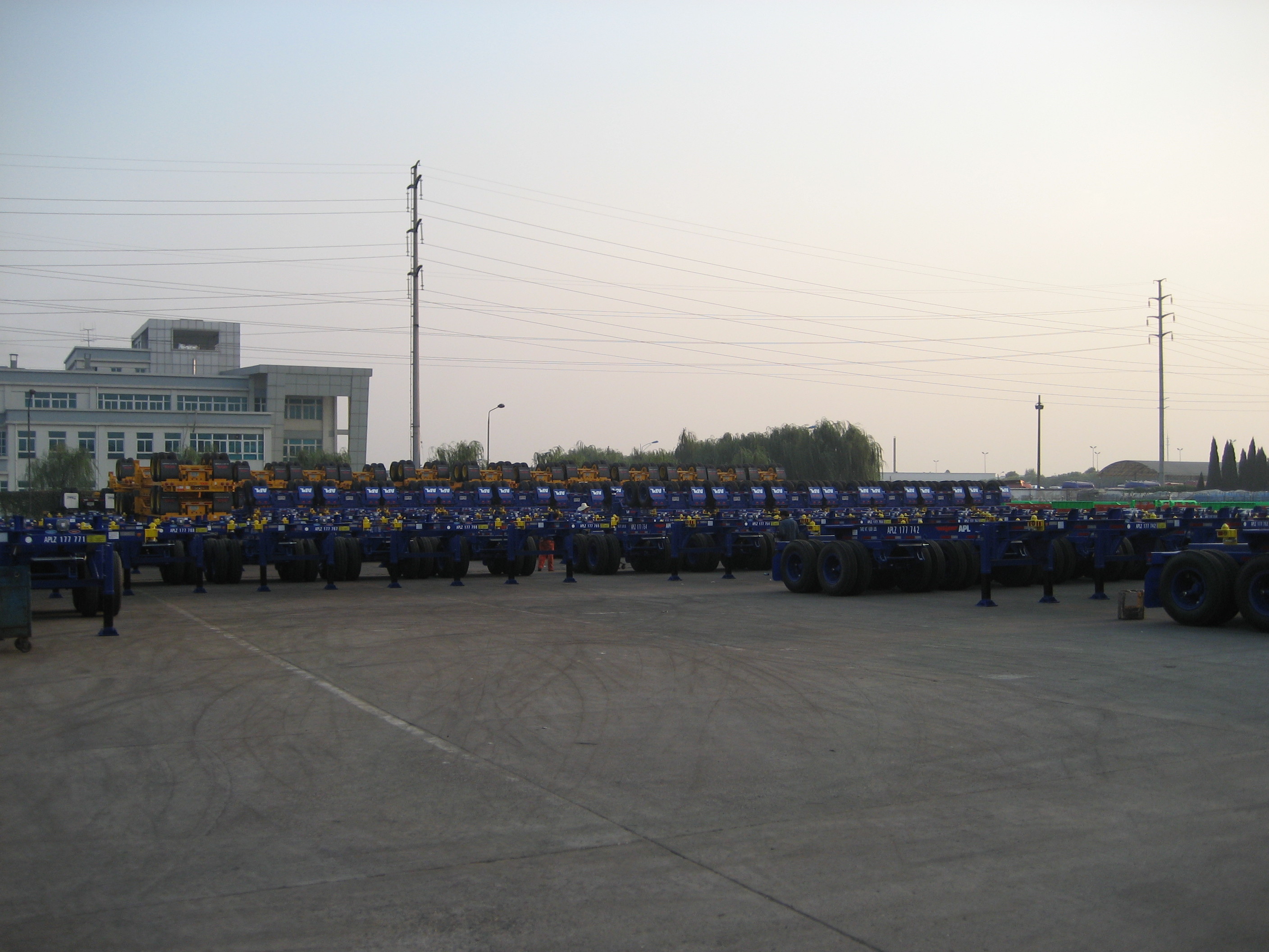 3 Axles 50 Tons ABS Braking System Low Flat Bed Semi Trailer For Machine Transport