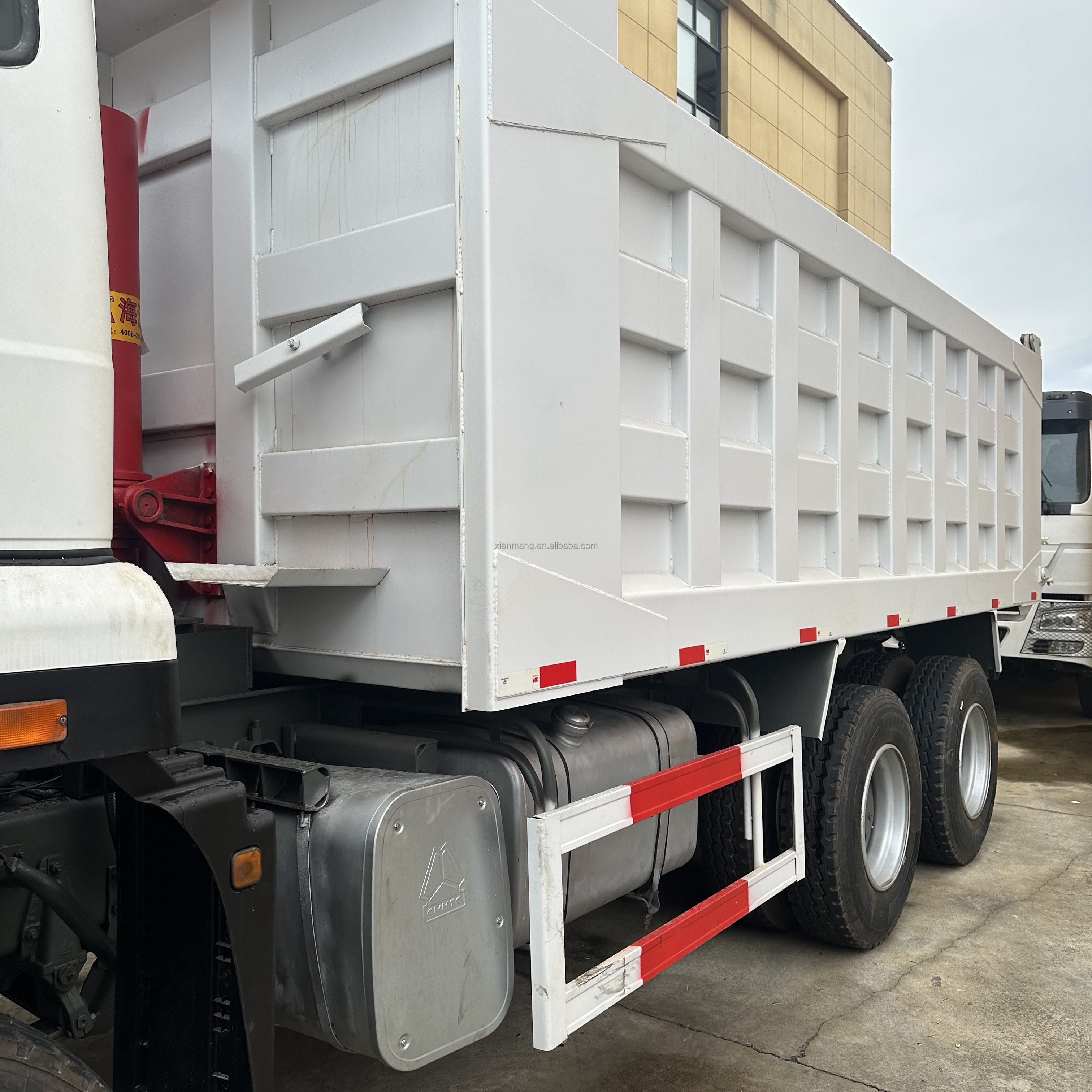6x4 10 Wheels 20-40 Ton Tipper Dump Truck High Torque Used Howo NX Model 400HP with WEICHAI Engine