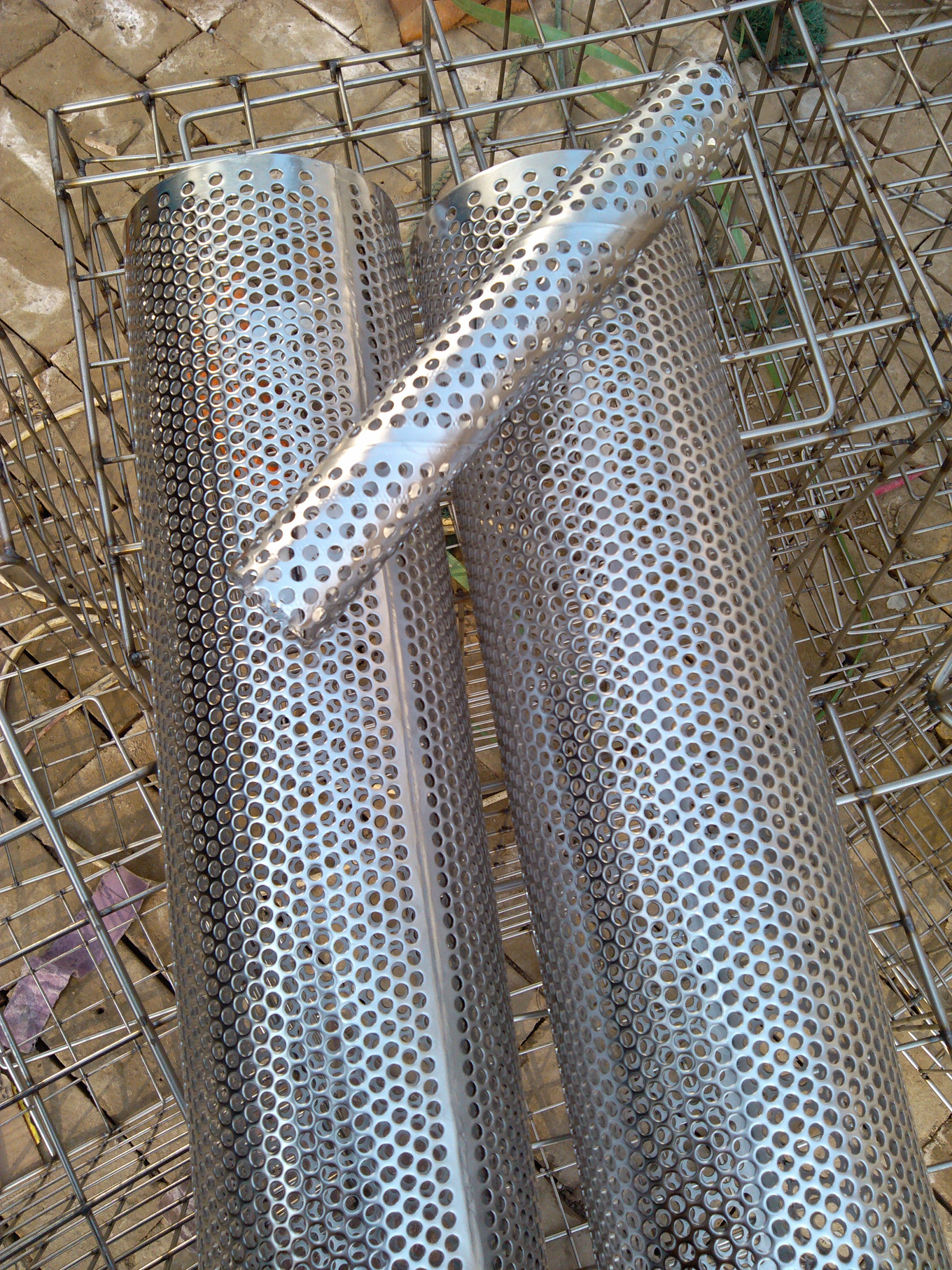0.4mm Thickness Perforated Wire Mesh Metal Tube 200mm OD Mill Edge