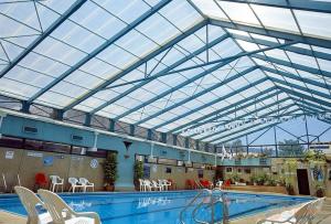 Wholesale Low Cost Large Glass Greenhouse , Backyard Greenhouse Kit Electrical Or Water Heating System from china suppliers