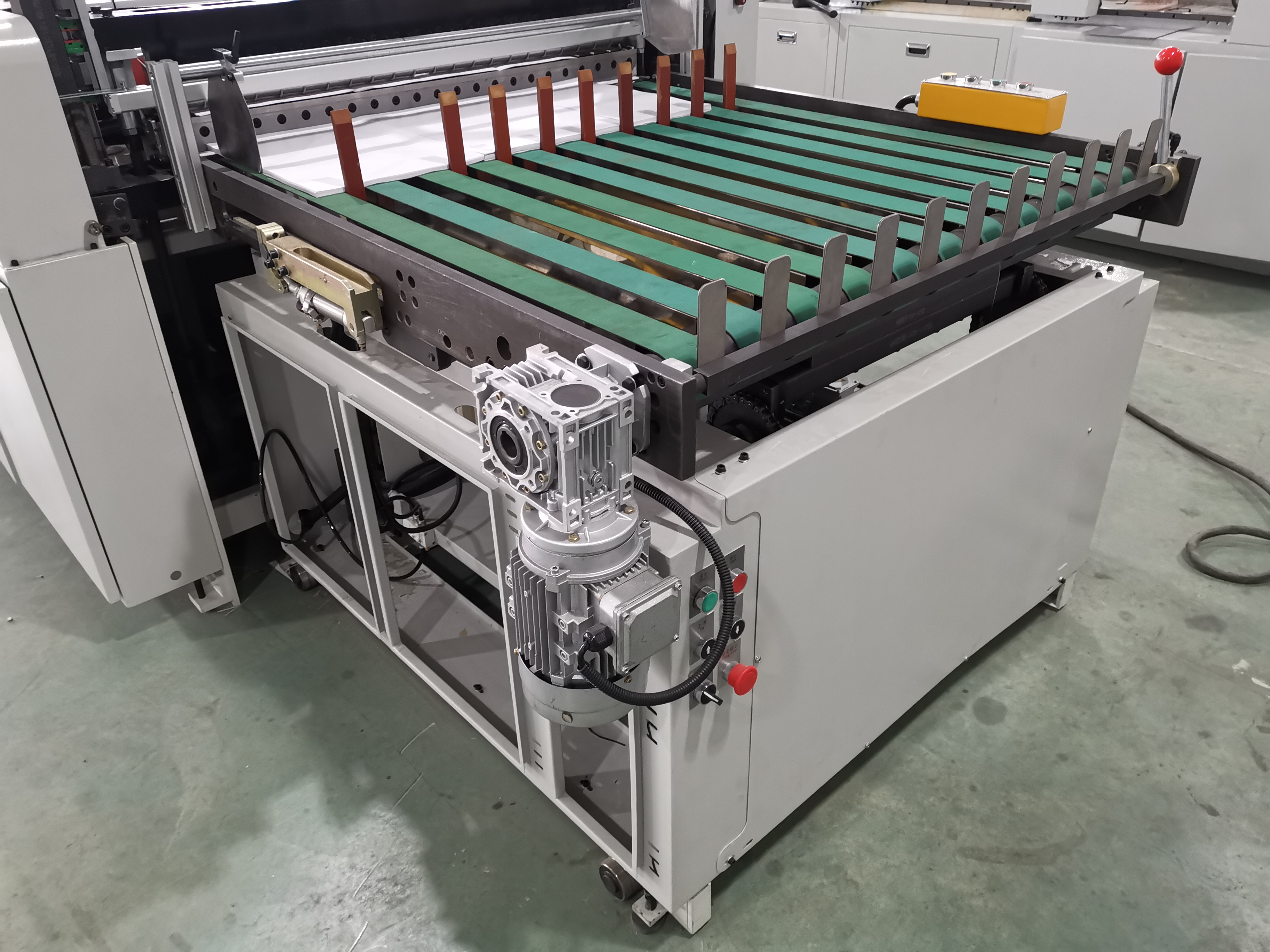 SR-1100D Sheet Cutting Machine And Jumbo Roll Slitting Machine For Diverse Production Demand 380v