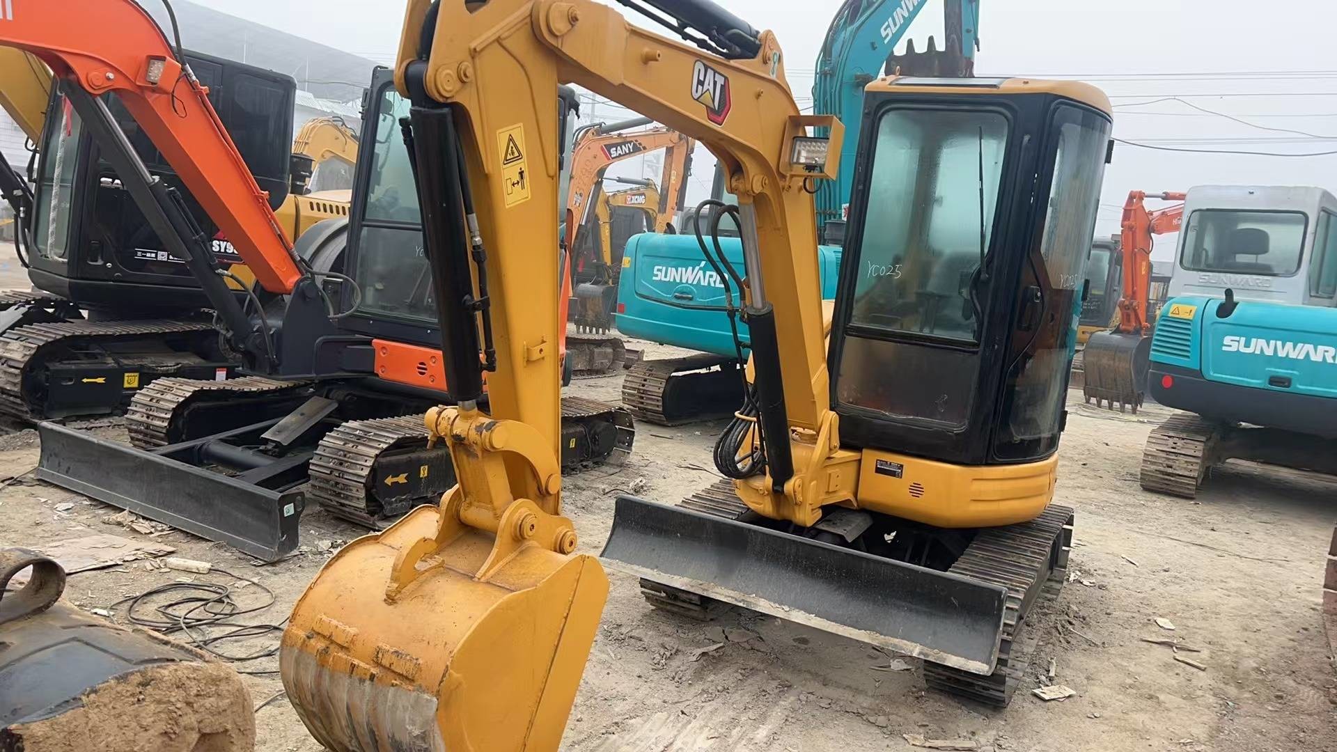 Mini Caterpillar 303.5 Used CAT 3ton Excavators Track Diggers With Side Swing Boom