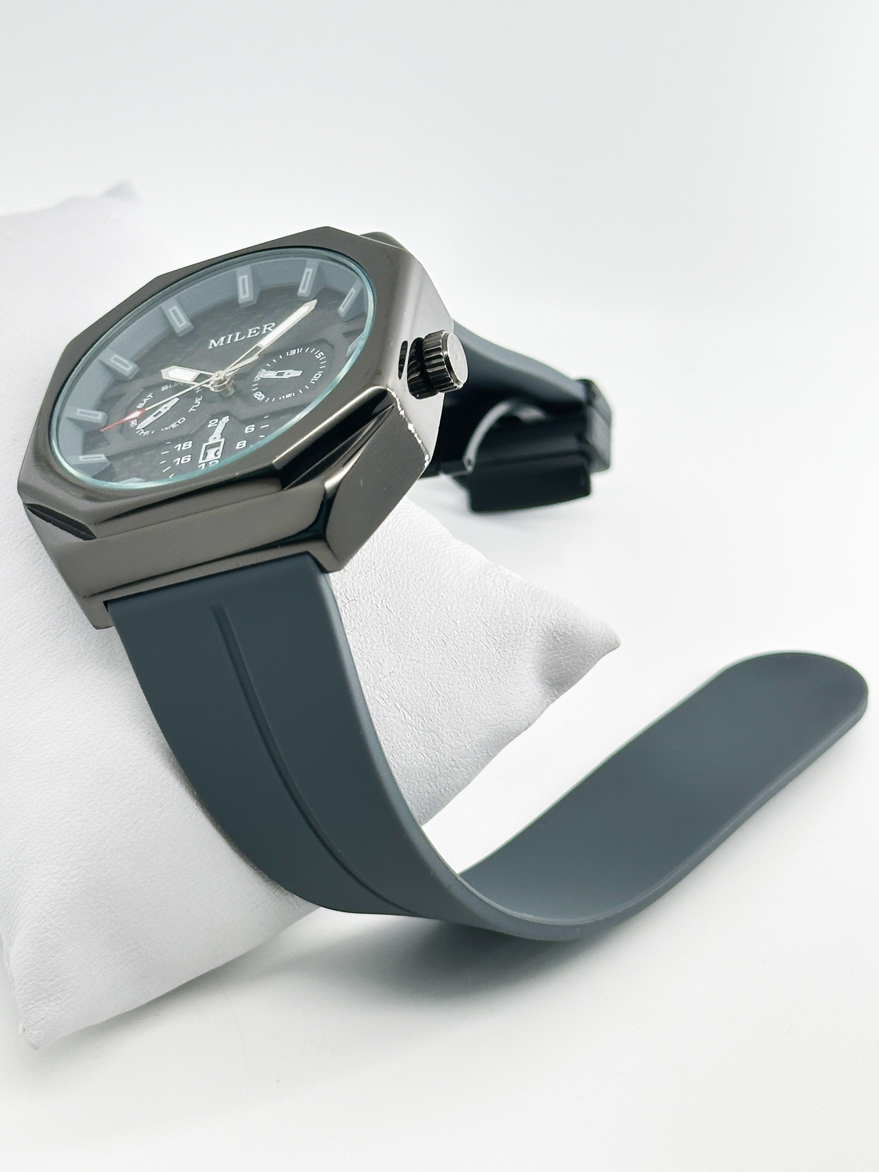 Casual Men's quartz Watches Minimalist Stick Needle Scale Three Eye Six Needle Waterproof men's quartz Watch