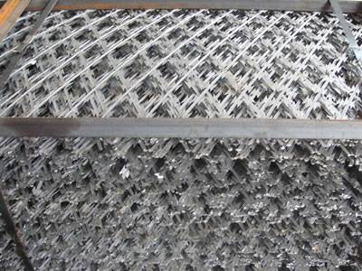 A bundle of welded razor wire is packed by metal pallet.