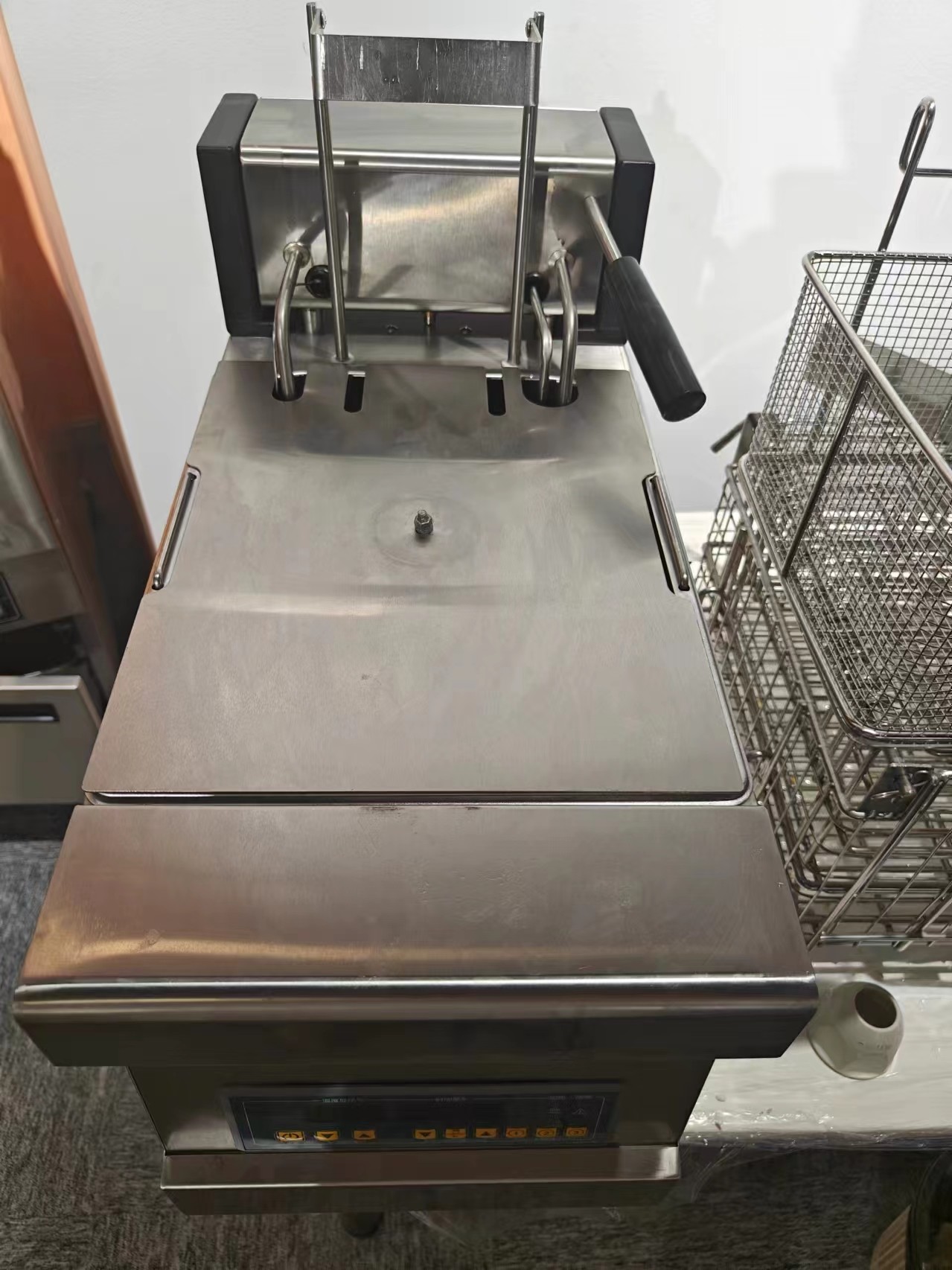 8L Table Top Style Auto Lift 3KW Electric Digital Open Deep Fryer