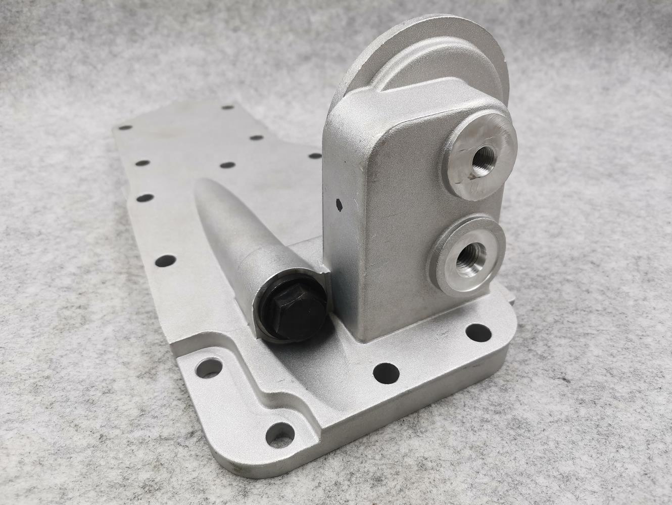 ISO9001 Certified 6BT 6BT5.9 Engine Oil Filter Head Oil Filter Seat Metal Construction Durable