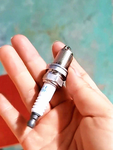 Sinotruk HOWO Shacman VG1560080701 Engine Spare Parts Spark Plug Original For Replace