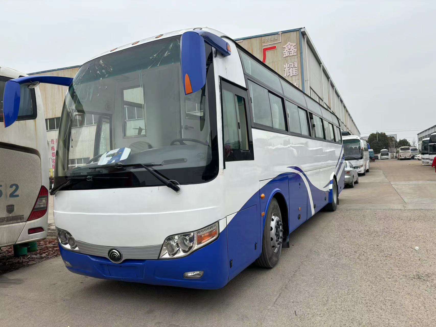50 Seater Passenger Coach Bus with Customized Color Design and Euro 3 Emission Standard