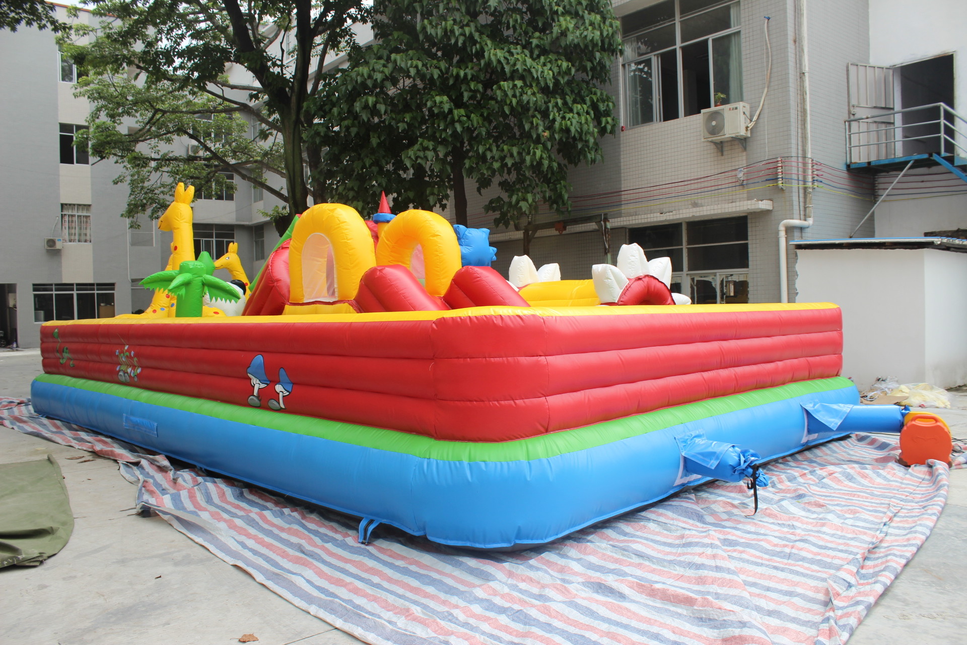 0.55 mm PVC Tarpaulin Outdoor Playground Inflatable Amusement Park Of Animal Theme