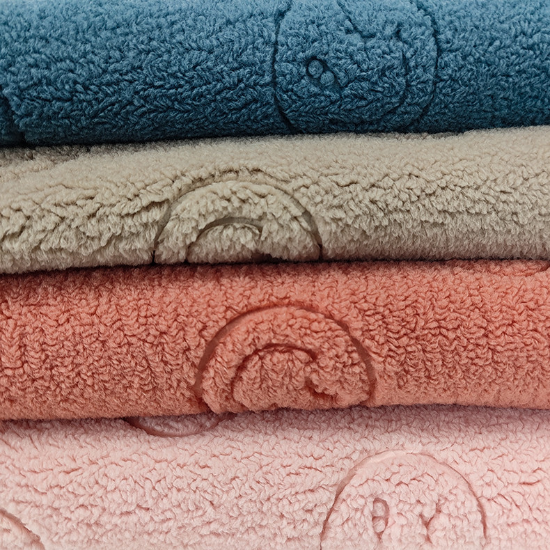100% Polyester Sherpa Fabric Textile Warp Knitted Smilling Face Pattern Embossed
