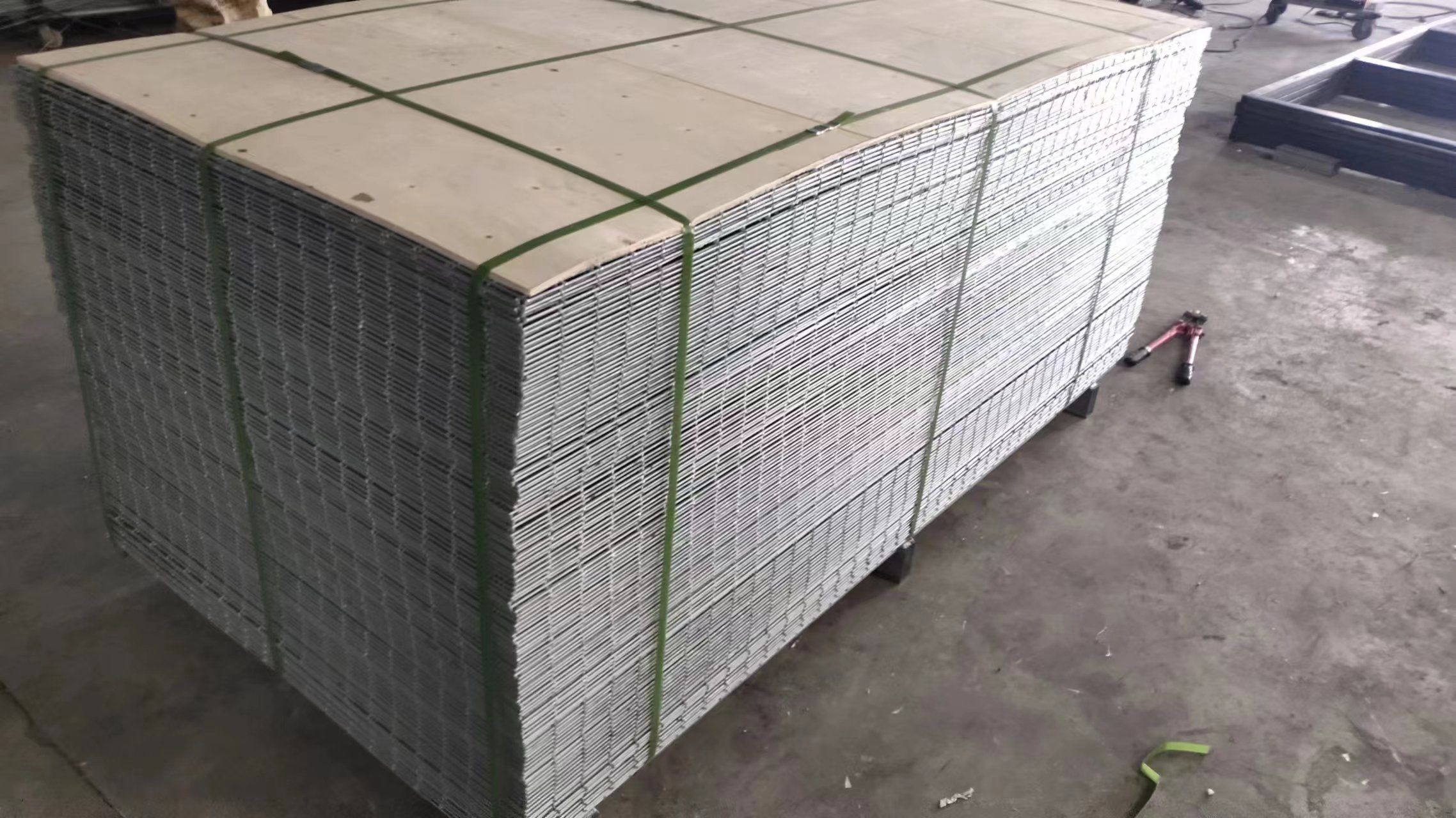 Customized Size Hot Galvanized Iron Roll Welded Wire Mesh for Farm
