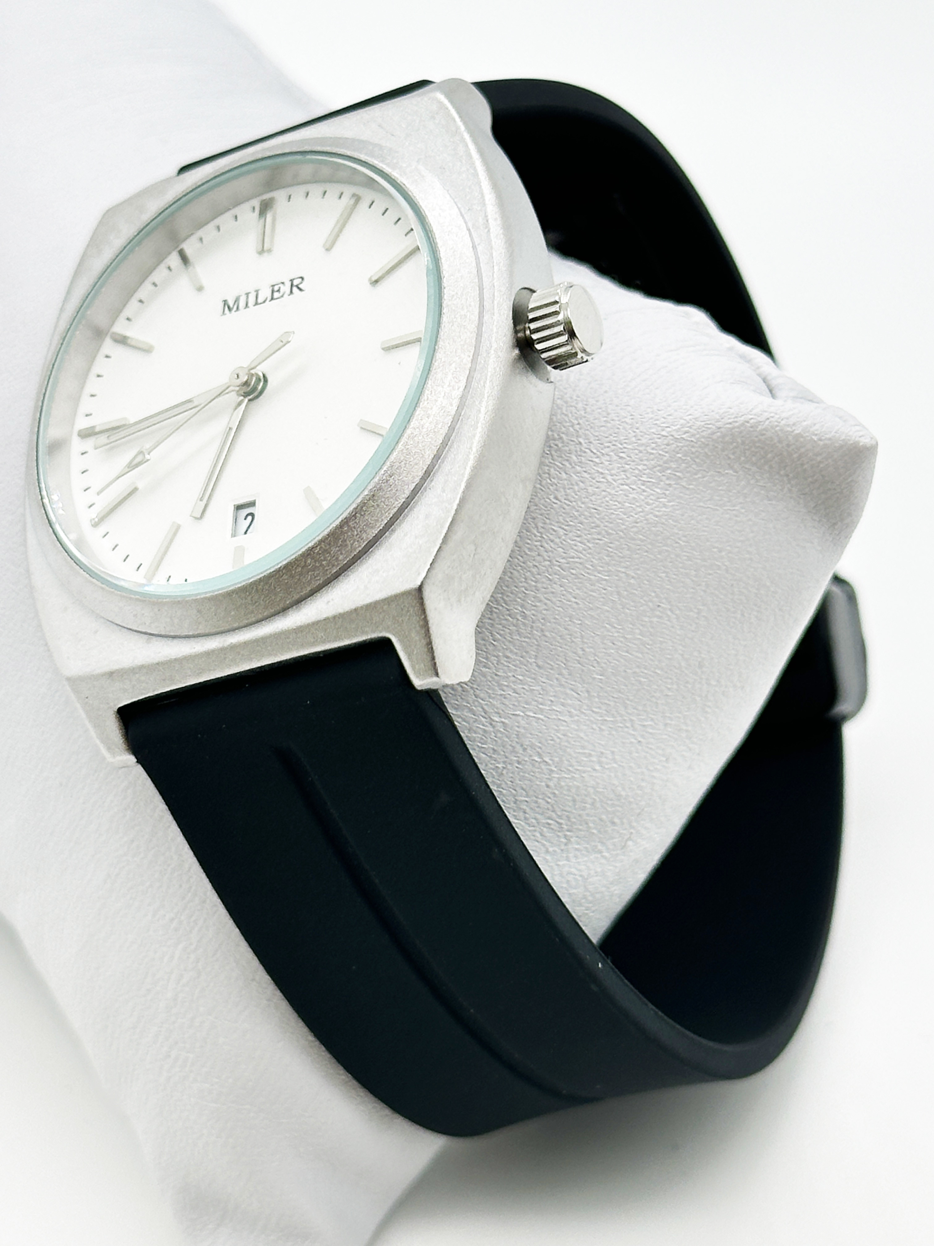 Wholesale Custom Logo Silicone Strap Watches With Buckle Clasp Water Resistant To 30 Meters