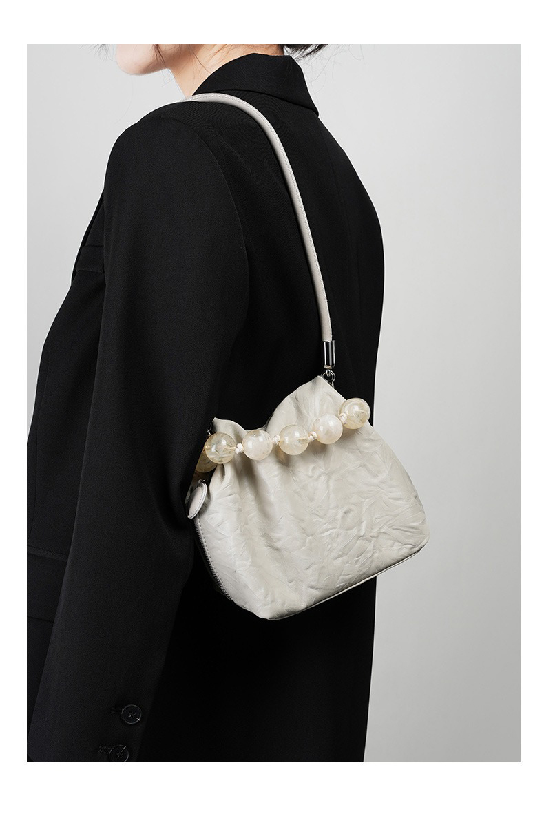 Functional and Fashionable All-in-one Niche Design grade Pearl Hand Bill Shoulder Bag