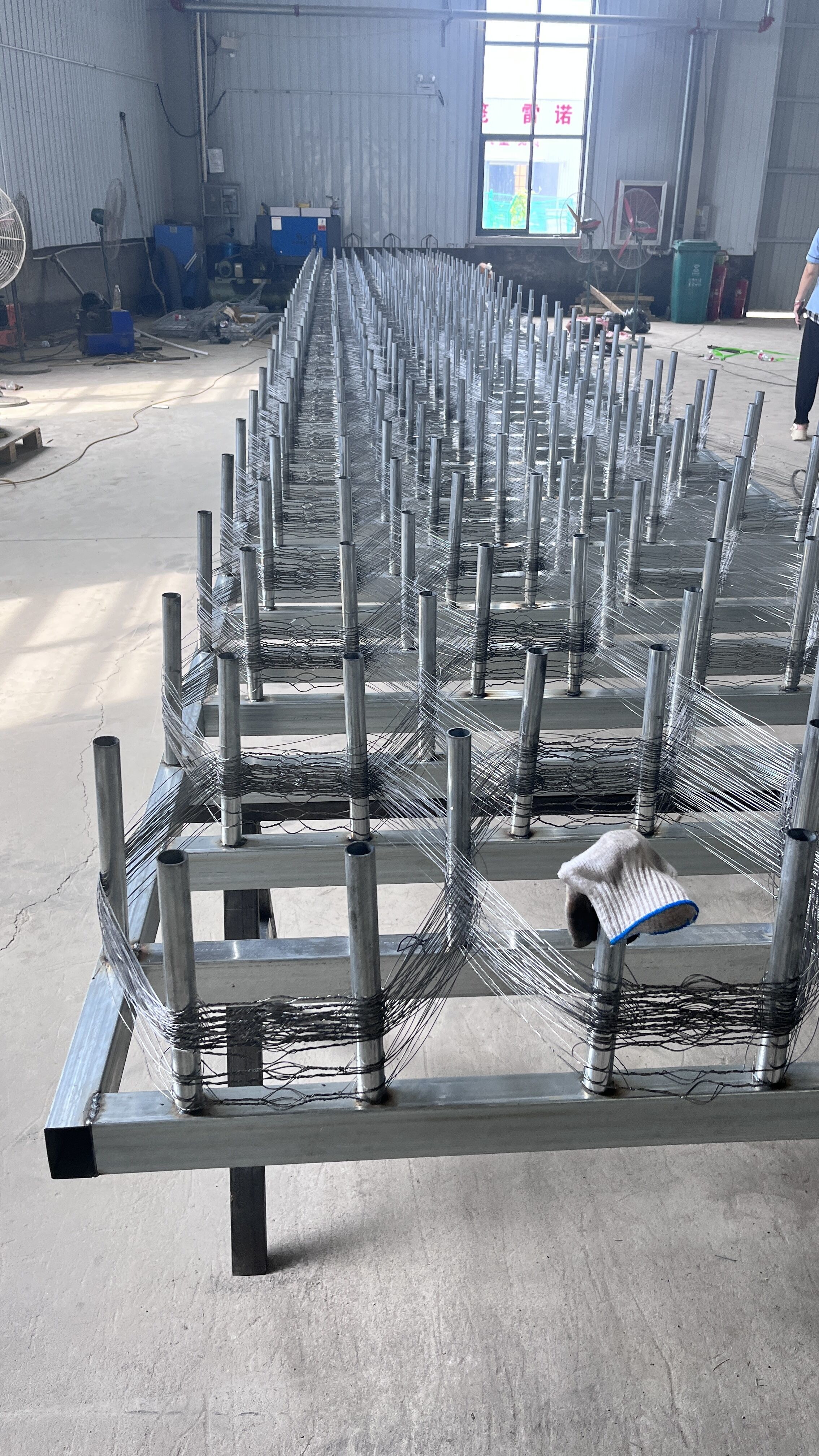 KN Tank Barrier Wire Mesh Anti Tank Track Wrapping Net Reduce Tank Mobility In Ukraine
