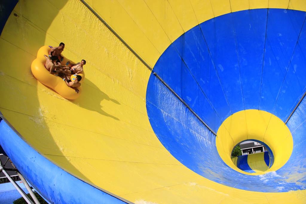 Blue Large Tornado Water Slide Games Ashland / DSM Resin For Water Park