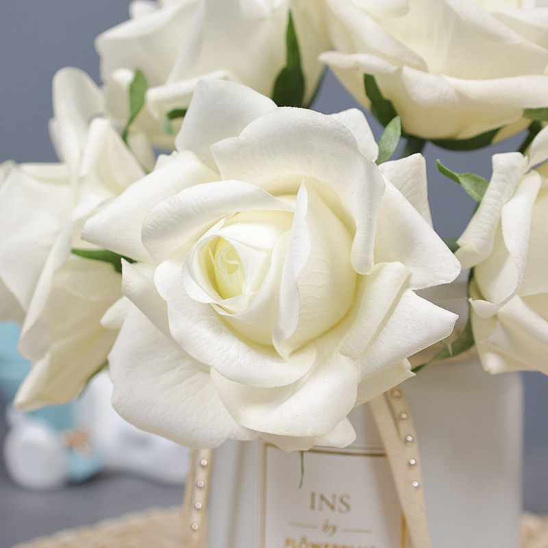 High end simulation flower with moisturizing and hydrating rose bouquet, with a 5-head curled edge, decorated with fake flowers for weddings
