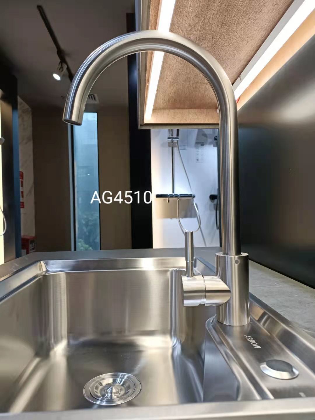 SUS304 Stainless Steel Kitchen Sink Faucet Brushed Finish Color